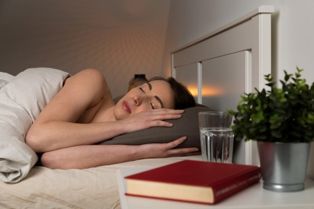 Navika koju skoro svi imamo pred spavanje donosi više štete nego koristi: "Nemojte, previše je..."